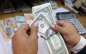 ¿Por qué los precios dolarizados en Venezuela son más elevados que en el exterior?