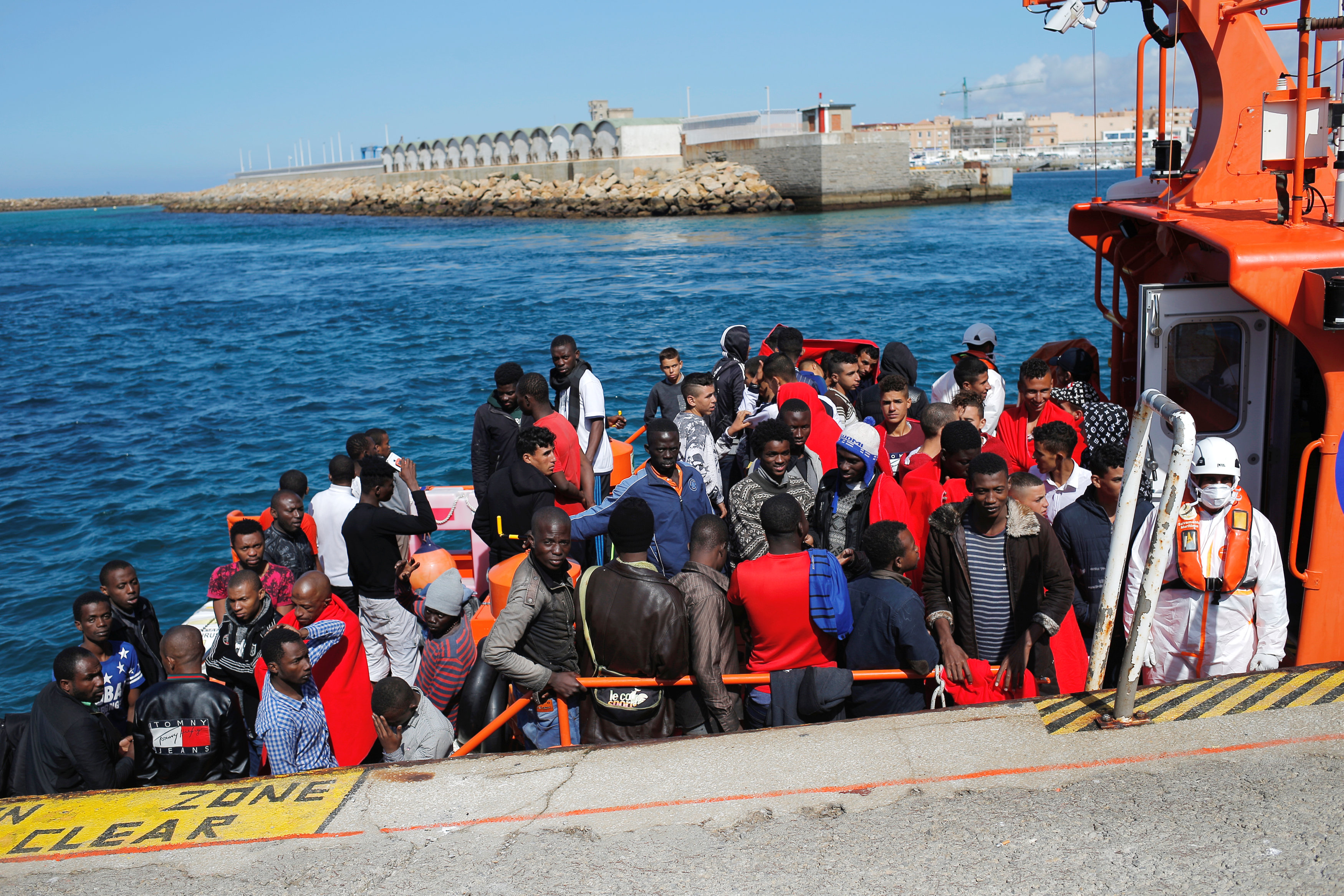 Alemania acogerá 50 de los migrantes que esperan frente a costas de Sicilia