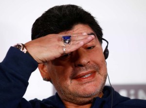 Maradona quiso atender a la prensa pero solo hizo el ridículo… ¡Otra vez! (VIDEO)