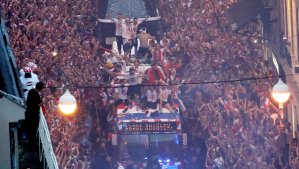 La selección de Croacia arribó a su país: El Ejército y una multitud le brindó un recibimiento de campeones (Fotos)