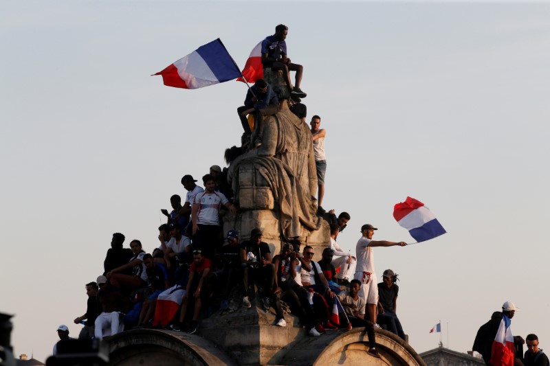 Hinchas franceses le dan la bienvenida a los héroes que ganaron la Copa del Mundo
