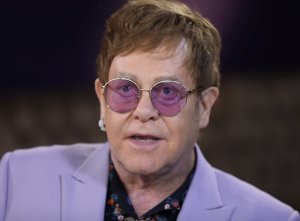 La ex mujer de Elton John presenta una medida legal contra el cantante