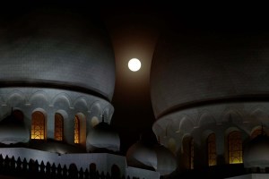 La luna de sangre comienza a dominar el cielo en el eclipse más largo del siglo (FOTOS)