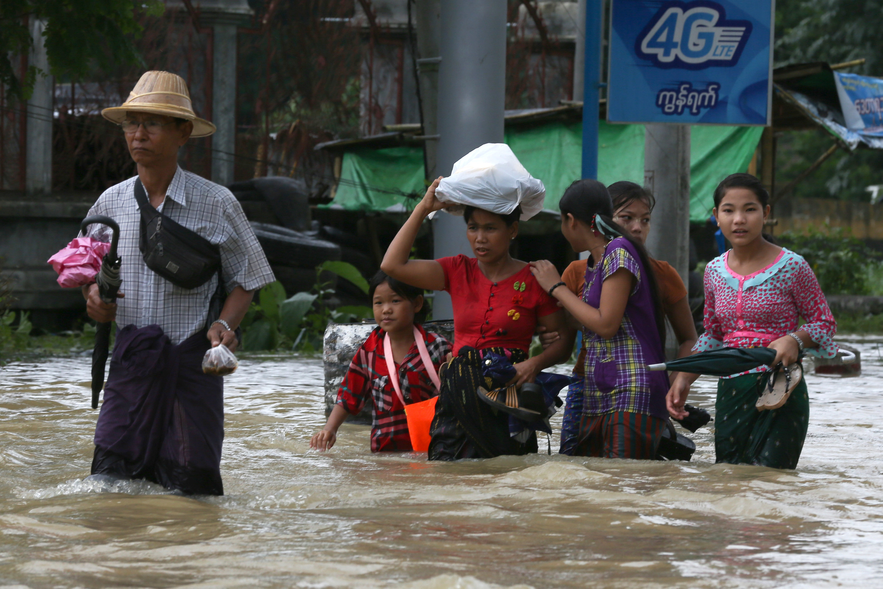 Al menos diez fallecidos y 120.000 desplazados por las inundaciones en Birmania