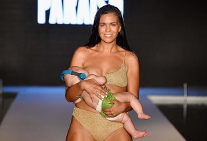 EN VIDEO: Modelo de Sports Illustrated desfiló en Miami mientras daba pecho a su bebé