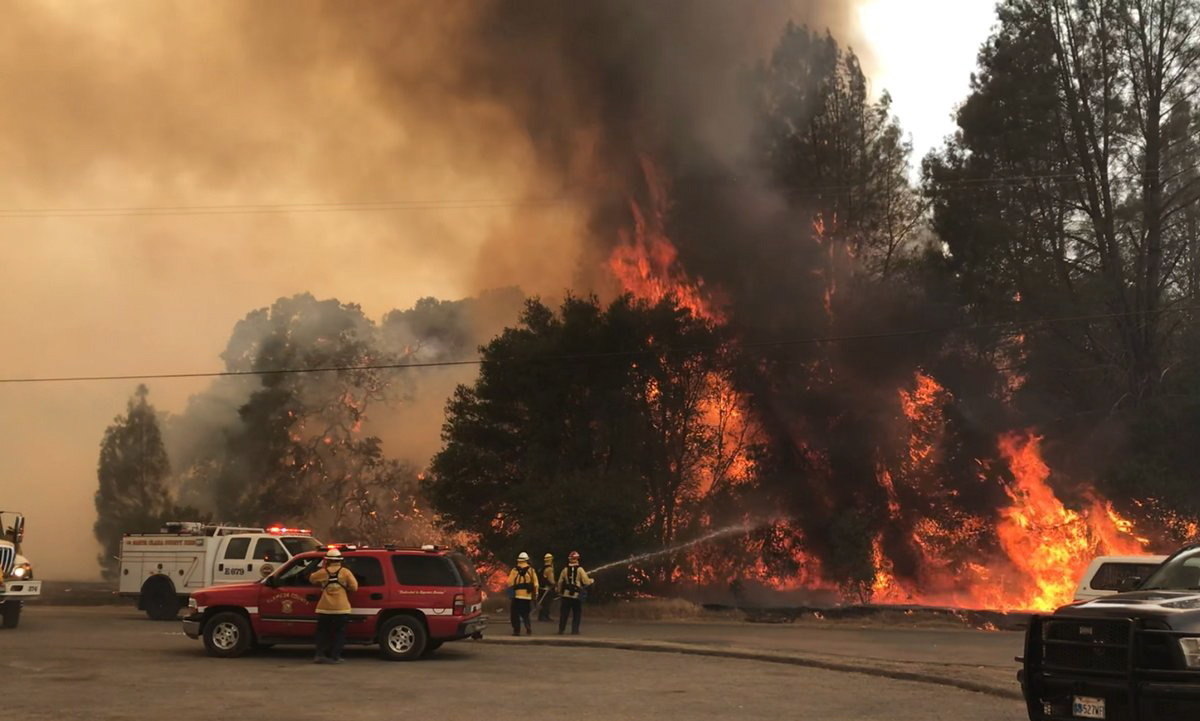 Bomberos luchan contra fuego en California que ha arrasado 28.300 hectáreas