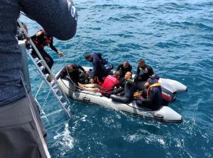 Al menos 21 muertos y 35 desaparecidos en dos naufragios en Tailandia