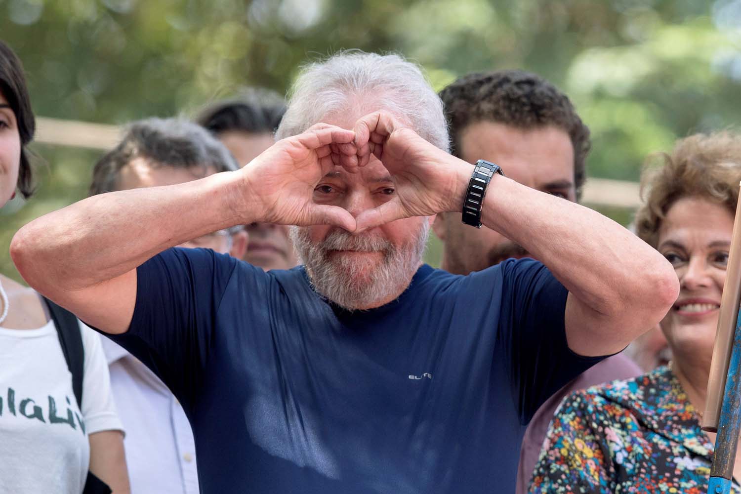 Militantes celebran navidad en apoyo a Lula a puertas de prisión en Brasil