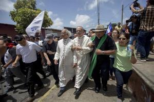 Suspenden mesas de diálogo en Nicaragua por agresiones físicas a obispos