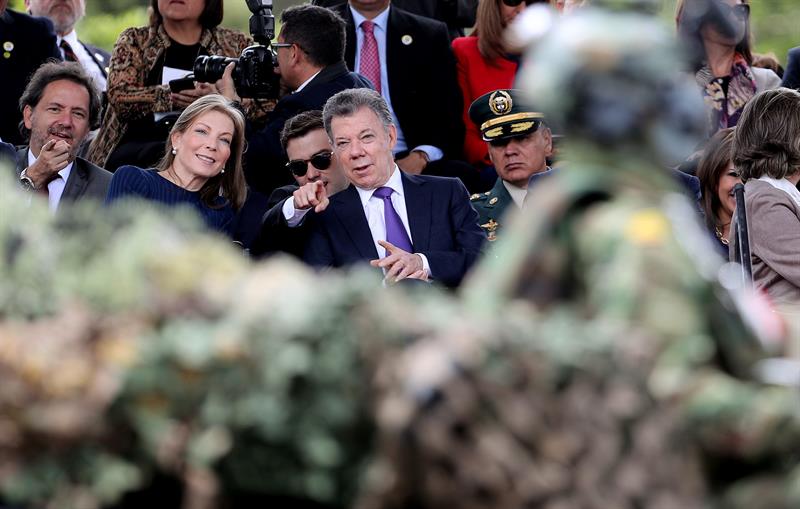 Santos preside por última vez el desfile militar del Día de la Independencia colombiana