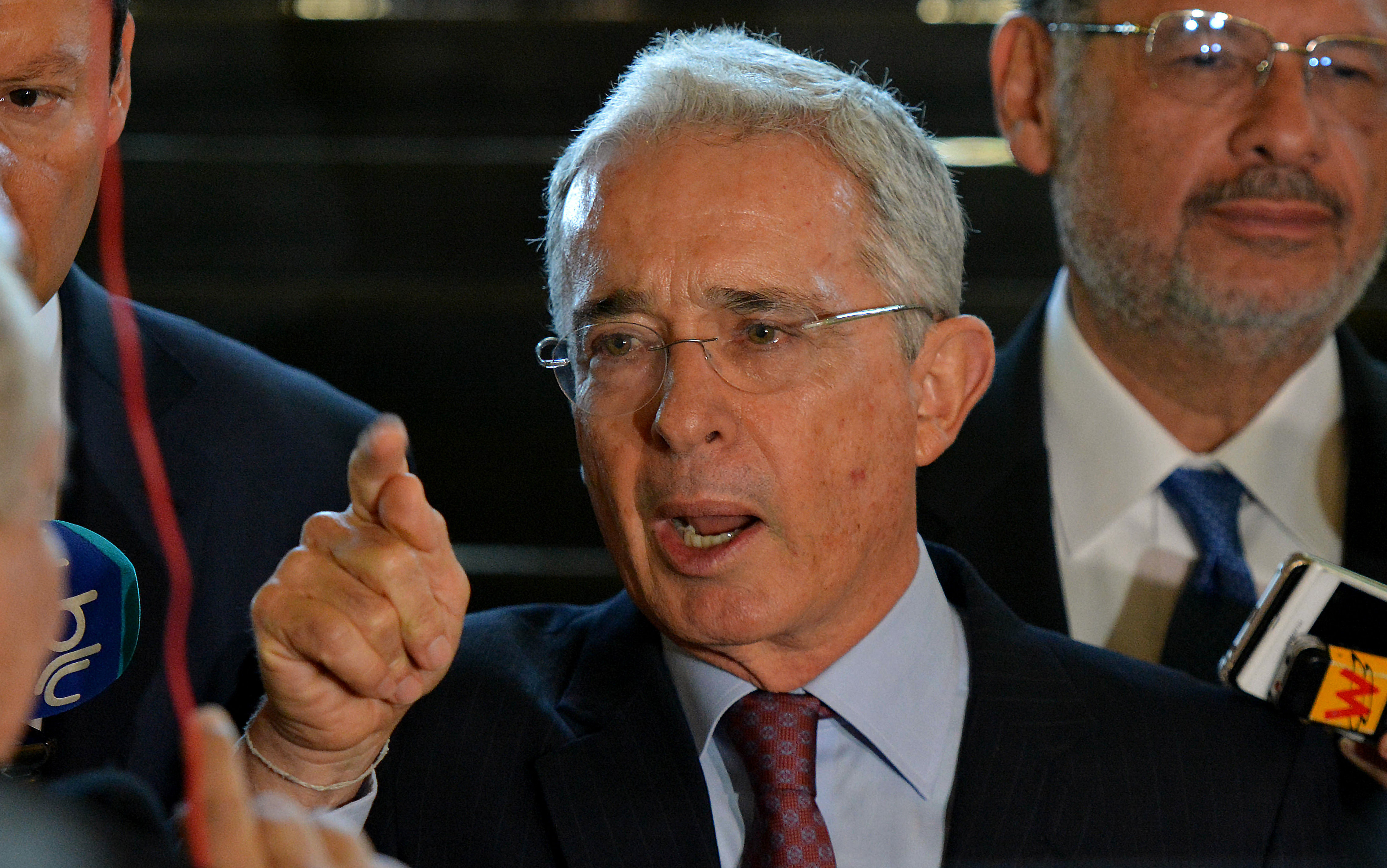 Uribe cuestiona posibilidad de que Colombia dependa del gas de Venezuela