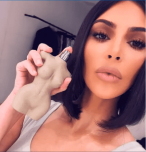 Kim Kardashian le hizo Close-up a sus nalgas para promocionar su nueva fragancia