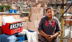 Cocinar arepas en Cúcuta para sobrevivir en Caracas