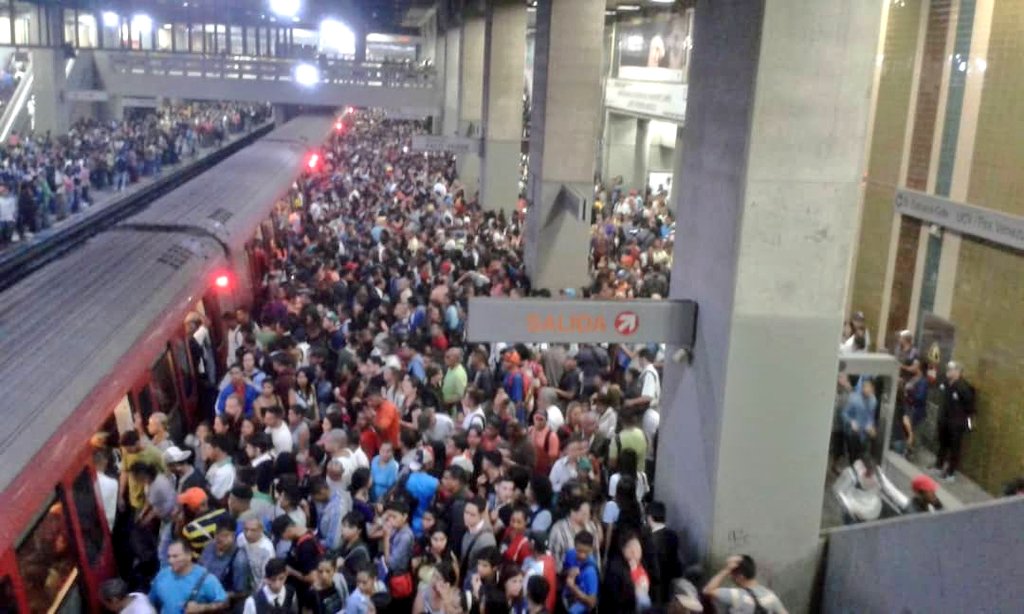 Para no perder la costumbre, Metro de Caracas presenta retraso en sus líneas #3Jul