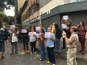 ¡Dos meses sin agua! Vecinos de la parroquia Santa Teresa trancan sus calles en protesta