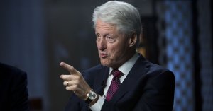 Grupo de prostitutas irrumpe durante el discurso de Bill Clinton en Ámsterdam