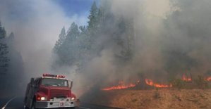 Un intenso incendio forestal amenaza parque Yosemite en California