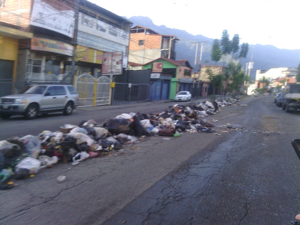 Vecinos de La Milagrosa en Mérida trancan las calles por falta de recolección de basura #26Jul
