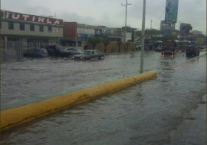 Fuertes lluvias colapsan las vías de Puerto La Cruz y Lechería #28Jul