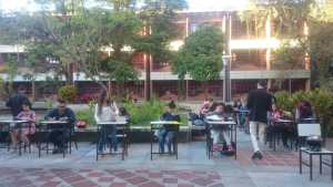 Estudiantes presentan exámenes en los patios de la ULA por falta de luz #30Jul
