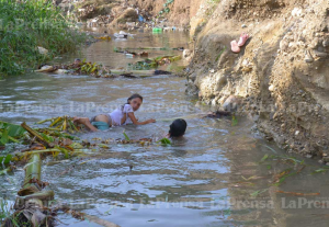 En sectores populares de Lara se bañan en charcos ante escasez de agua (FOTOS)