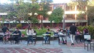Estudiantes de la ULA-Mérida presentan examen en el patio por falta de electricidad (FOTO)
