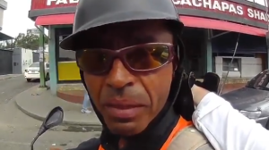 Motorizado rompe en llanto por no encontrar medicinas para su hijo especial (video)