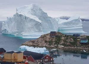 Un enorme iceberg avanza a la deriva cerca de un pueblo de Groenlandia (FOTO)