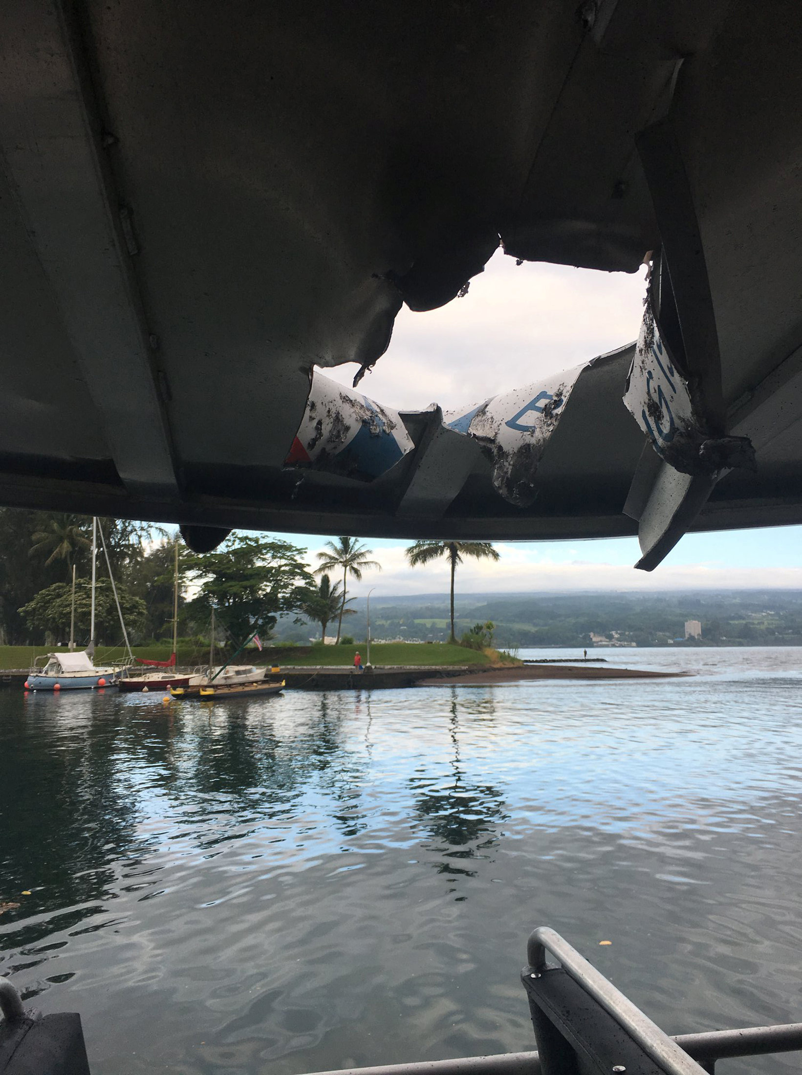 Bomba de lava impacta con un barco turístico en Hawái y deja 23 heridos