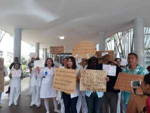 La respuesta de trabajadores del Hospital Universitario de Caracas a Maduro tras ofrecer bolsas de comida (video)