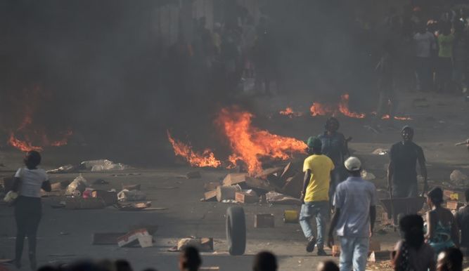 Al menos tres muertos en protestas callejeras por alzas de combustibles en Haití