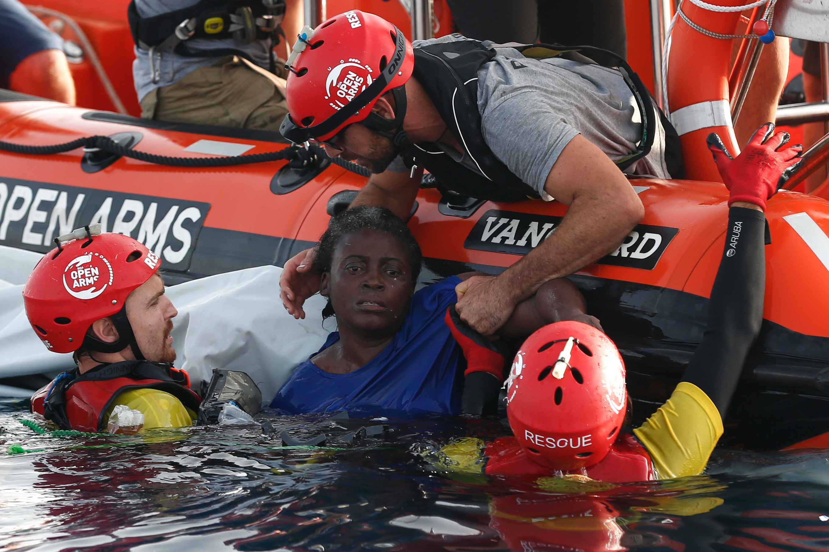 Rescatan a náufraga que sobrevivió aferrada a dos muertos en el Mediterráneo (Fotos)