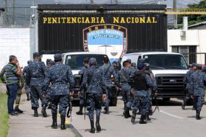 Suspenden a director de la principal cárcel de Honduras para investigarlo