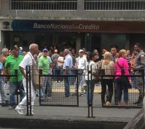 Jubilados siguen protestando en Caracas para exigir pago de pensión en efectivo