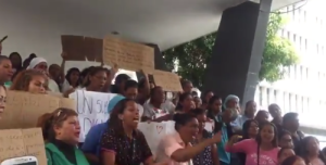Continúa el paro: Enfermeros de Caracas protestan en La Maternidad y piden “la quincena de Tibisay Lucena” #2Jul (video)