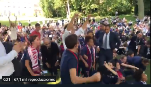 Emmanuel Macron festejó la victoria de Francia en el Palacio del Elíseo y viajará a Rusia para ver la semifinal (Video)