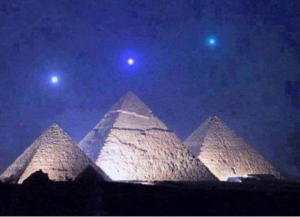 La imagen de los planetas alineados sobre las pirámides de Giza es falsa