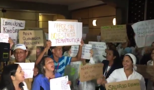 El paro continúa: Enfermeros exigen la renuncia de la directiva del Hospital Clínico Universitario