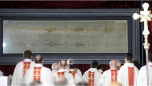 Engaño medieval: Nuevo estudio revela que el Santo Sudario es falso y las manchas de sangre habrían sido pintadas