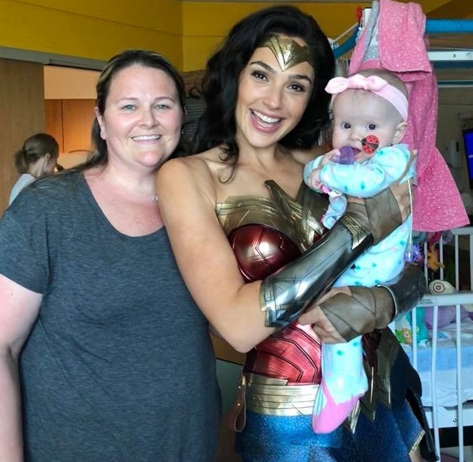 La mismísima Mujer Maravilla, Gal Gadot, alegró a los niños de un hospital (FOTOS)