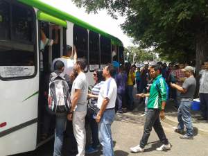 ¡Deplorable!… Así son las colas en Puerto Ordaz para subirse a un autobús