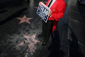 Otra vez destruyen la estrella de Trump en el Paseo de la Fama de Hollywood (Fotos)