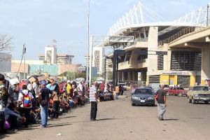 Usuarios deben esperar hasta tres horas  el metrobús en Maracaibo