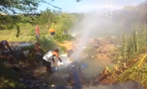 Habitantes de Paraguaná recolectan agua desde una tubería rota ante la escasez del vital líquido (video)