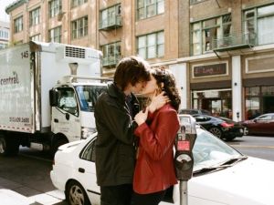 Lugares en donde besar a tu pareja es delito