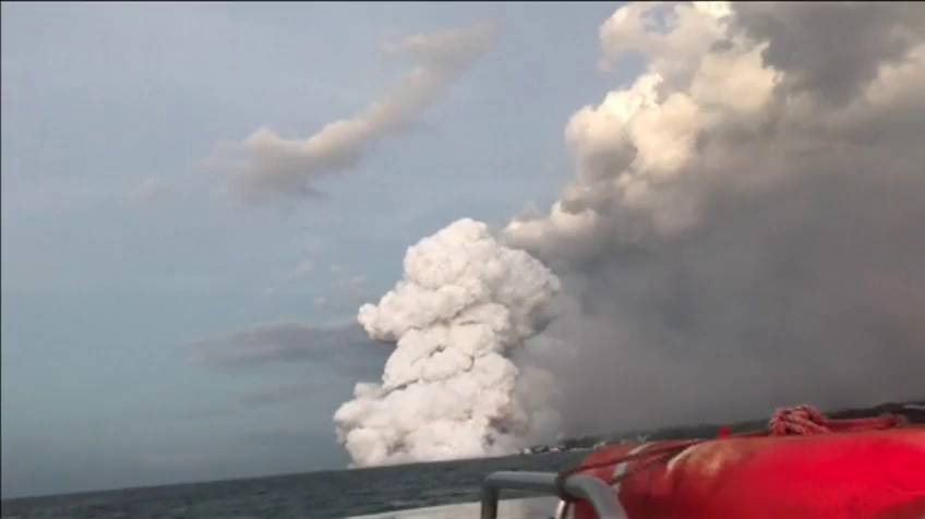 VIDEO: El momento en que una bomba de lava perfora un barco turístico en Hawái
