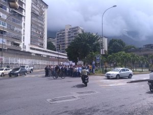 Trabajadores de Corpoelec trancaron la avenida Sanz de El Marqués #10Jul (video)