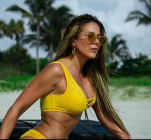 Esta actriz venezolana hizo yoga totalmente desnuda (Fotos)