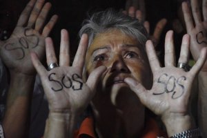 Desgarrador… Los rostros de los familiares de presos en El Helicoide (Fotos y video)