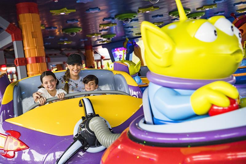 Gaby Espino se divirtió de lo lindo con sus hijos en Toy Story Land de Disney (Fotos)